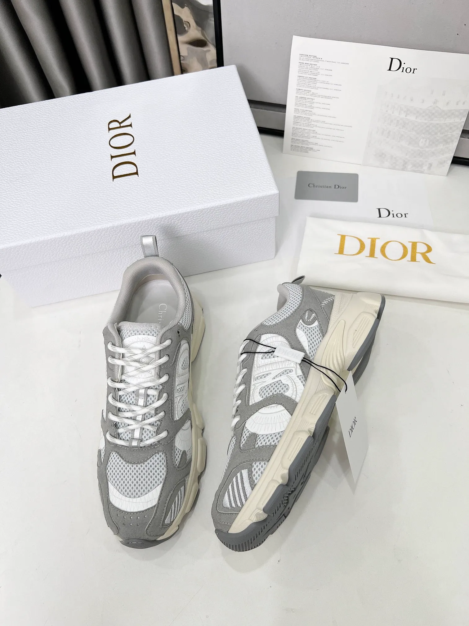 P560🐮🐮The official website of Dijia's new colors has been updated simultaneously [Celebration] This Dior Vibe sneaker incorporates Dior's high-end spirit and reinterprets classic running shoes. White mesh fabric features an Oblique print and is paired with laminated leather-effect panels in gold and silver tones for a contrasting look. It is further embellished with classic details such as 3D effect details, the lucky star symbol on the rear, and the logo on the tongue and rear pull tab. The lightweight sole is embellished with gray stars, complementing a variety of casual or elegant pieces for a modern look. Size: Women’s size 35-41 (35/42 can be customized) Men’s size 40-46 (39/46 can be customized)